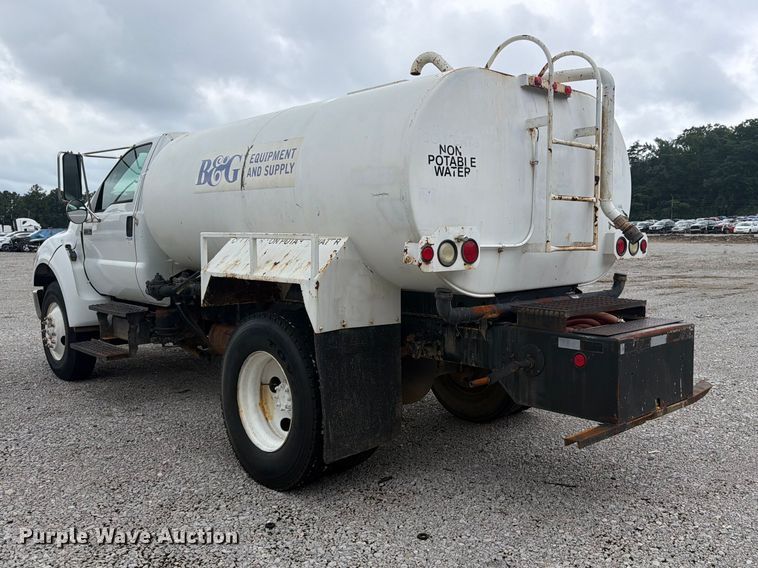image for item YA4257 2006 Ford F750 water truck