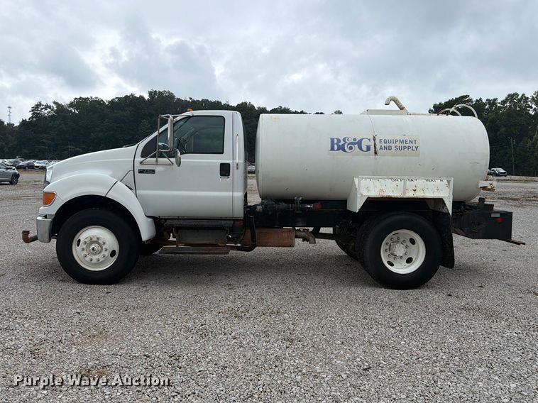image for item YA4257 2006 Ford F750 water truck