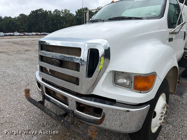 image for item YA4257 2006 Ford F750 water truck