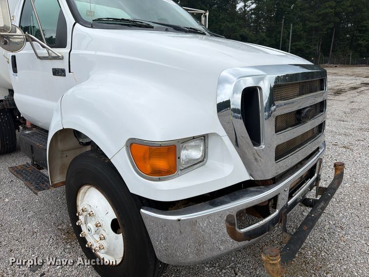 image for item YA4257 2006 Ford F750 water truck