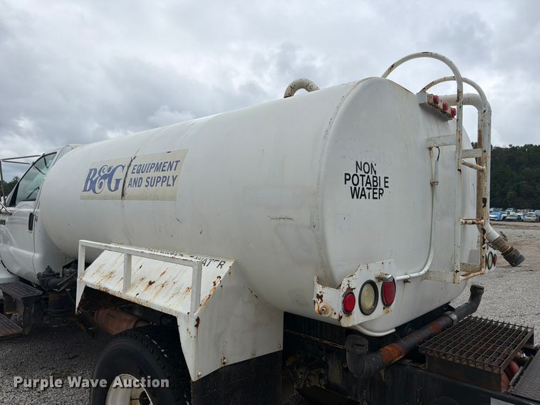 image for item YA4257 2006 Ford F750 water truck