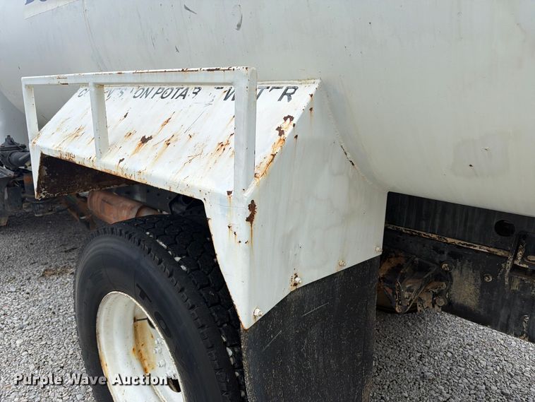 image for item YA4257 2006 Ford F750 water truck