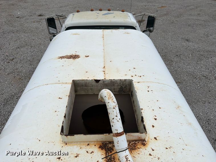image for item YA4257 2006 Ford F750 water truck