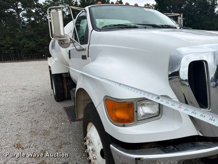 image for item YA4257 2006 Ford F750 water truck