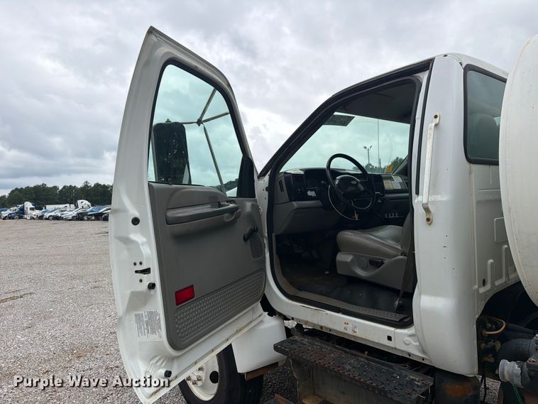 image for item YA4257 2006 Ford F750 water truck