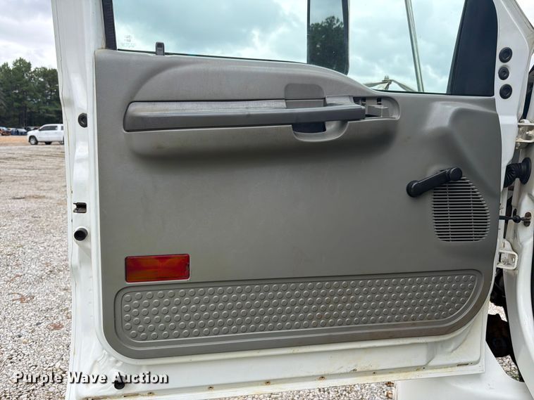image for item YA4257 2006 Ford F750 water truck