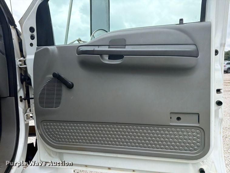image for item YA4257 2006 Ford F750 water truck
