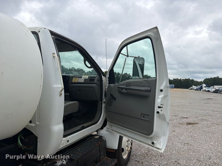 image for item YA4257 2006 Ford F750 water truck