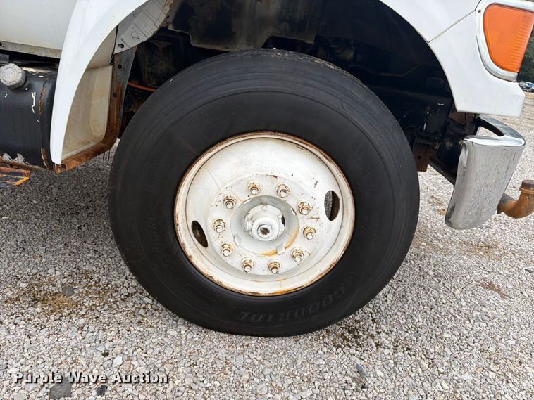 image for item YA4257 2006 Ford F750 water truck