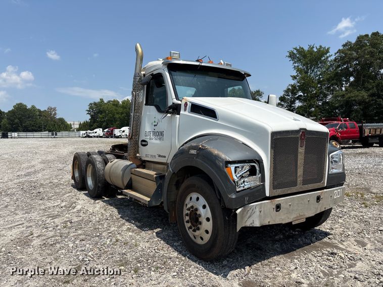 image for item YA4304 2021 Kenworth T880 semi truck