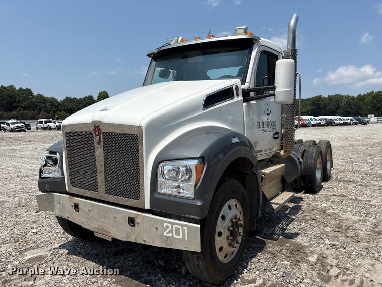 image for item YA4304 2021 Kenworth T880 semi truck