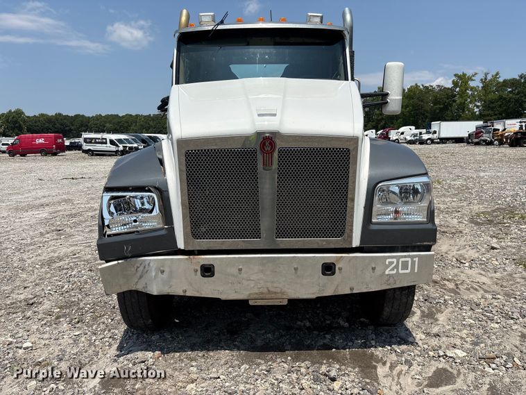 image for item YA4304 2021 Kenworth T880 semi truck