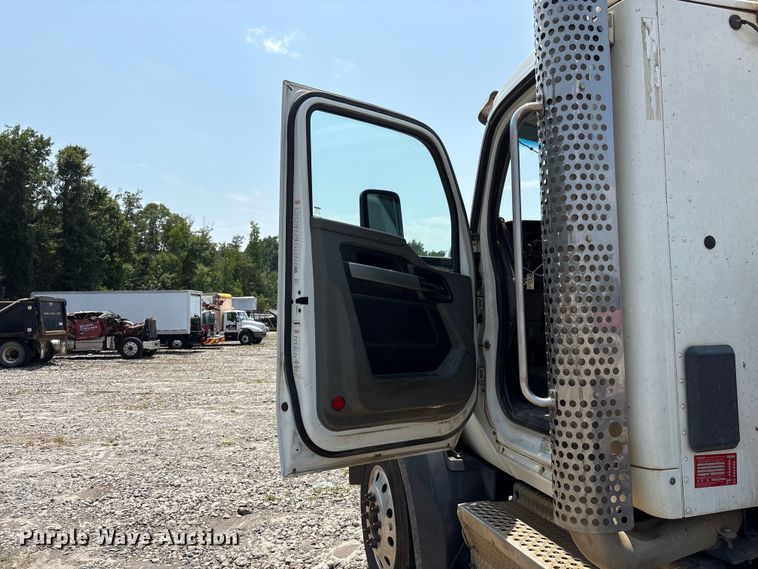 image for item YA4304 2021 Kenworth T880 semi truck