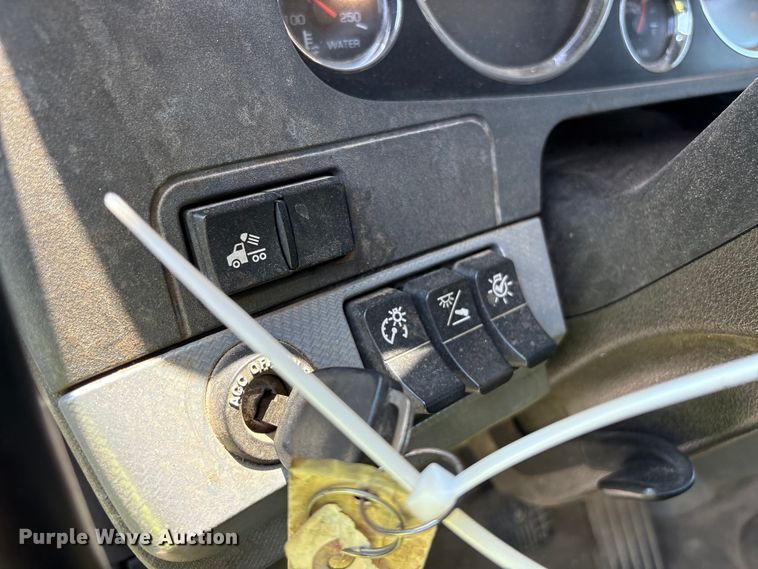 image for item YA4304 2021 Kenworth T880 semi truck
