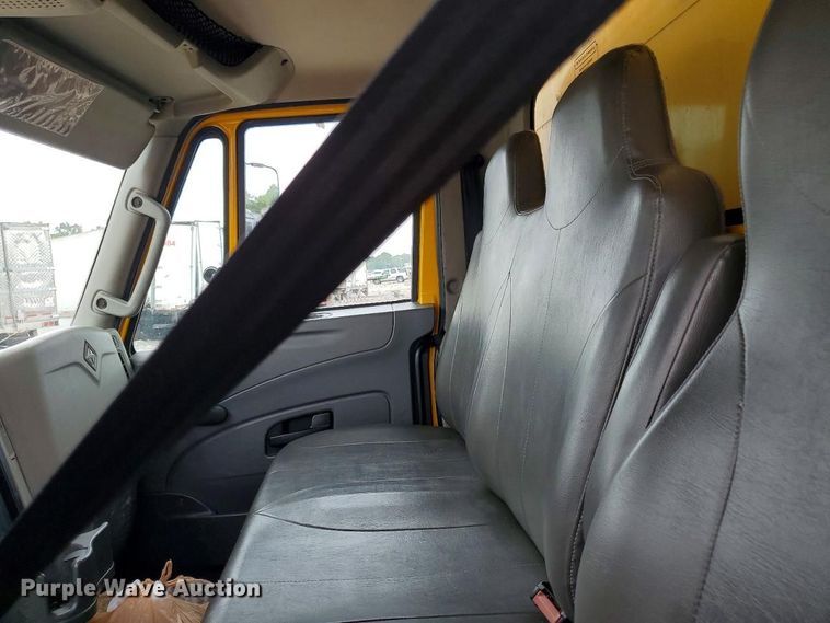 image for item YA4307 2019 International 4300 box truck