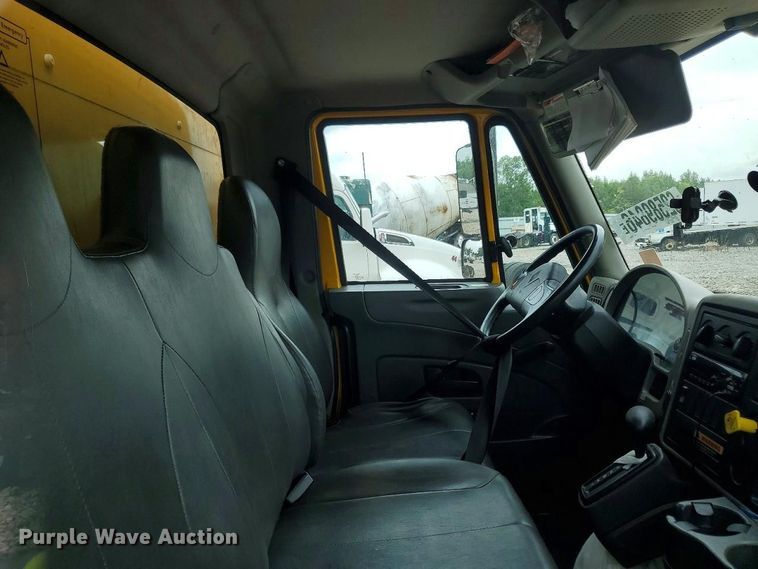 image for item YA4307 2019 International 4300 box truck