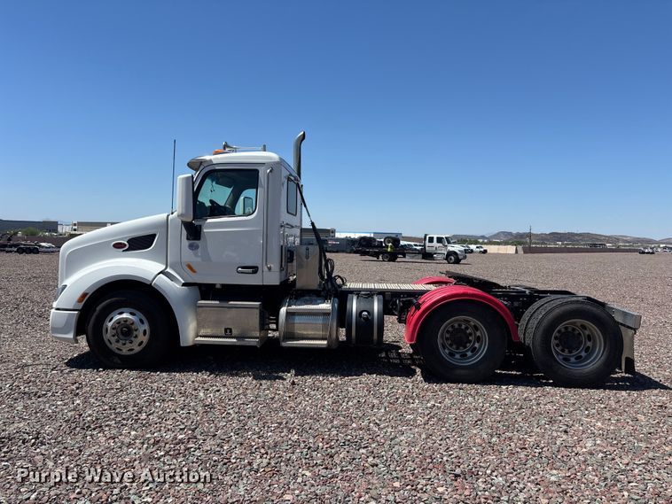 image for item YA4312 2020 Peterbilt 579 semi truck