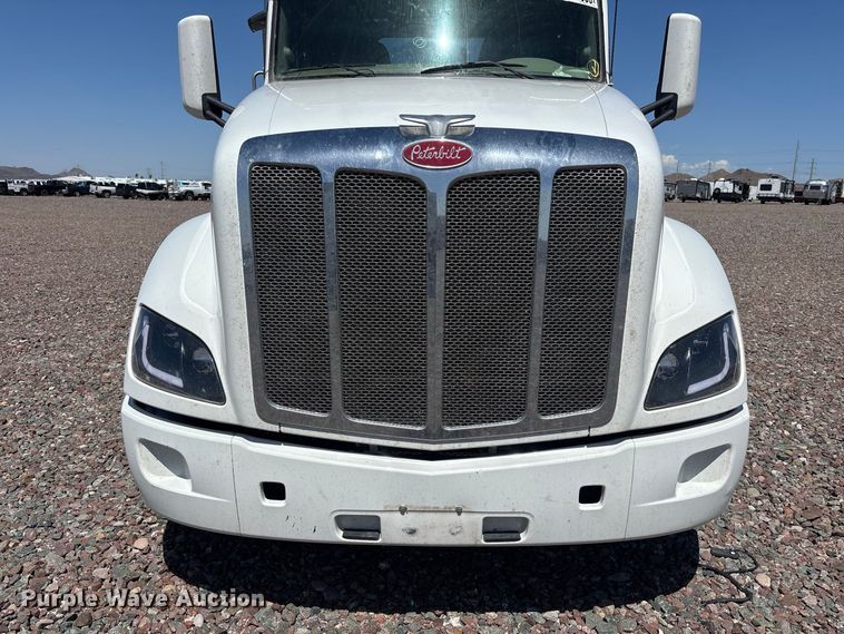 image for item YA4312 2020 Peterbilt 579 semi truck
