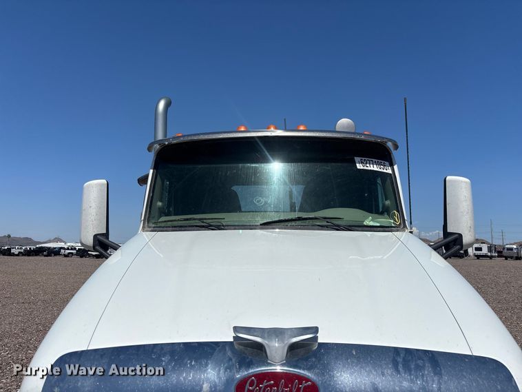 image for item YA4312 2020 Peterbilt 579 semi truck