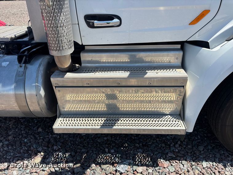 image for item YA4312 2020 Peterbilt 579 semi truck