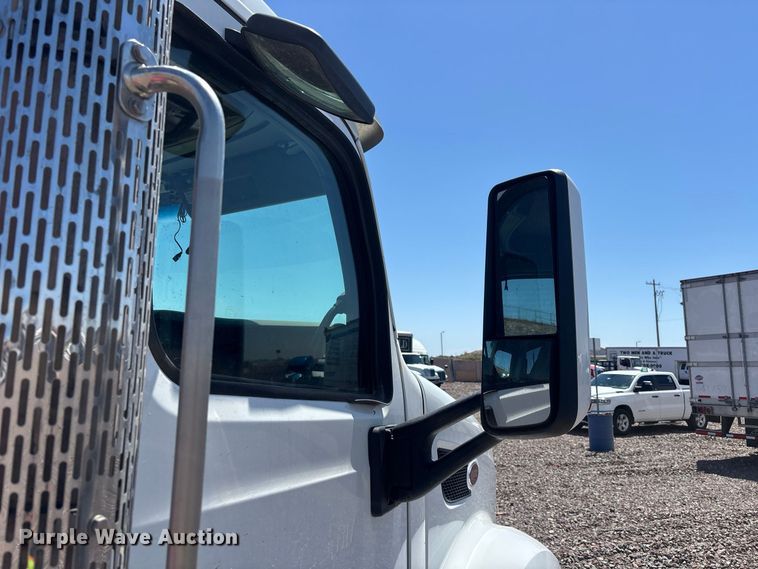 image for item YA4312 2020 Peterbilt 579 semi truck