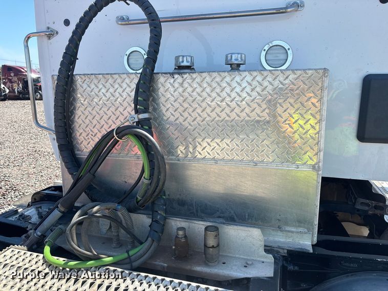 image for item YA4312 2020 Peterbilt 579 semi truck