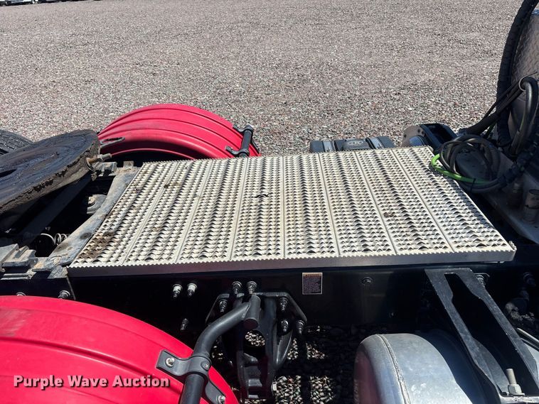 image for item YA4312 2020 Peterbilt 579 semi truck