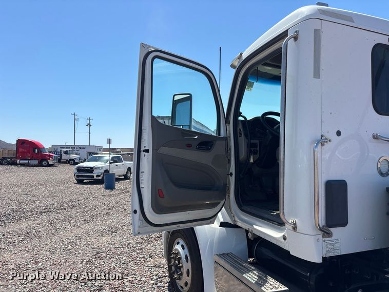 image for item YA4312 2020 Peterbilt 579 semi truck