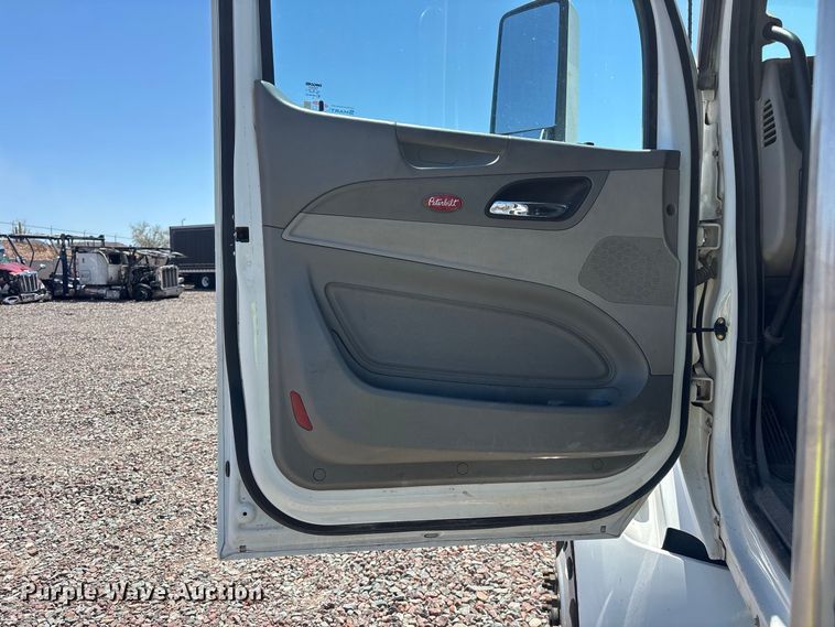 image for item YA4312 2020 Peterbilt 579 semi truck