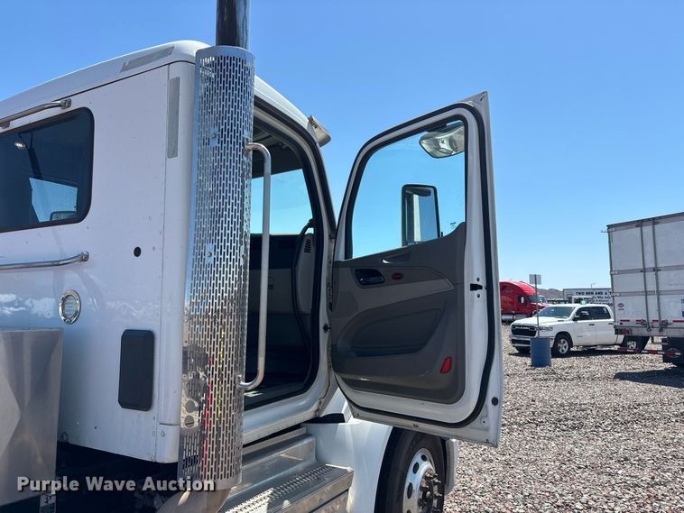 image for item YA4312 2020 Peterbilt 579 semi truck