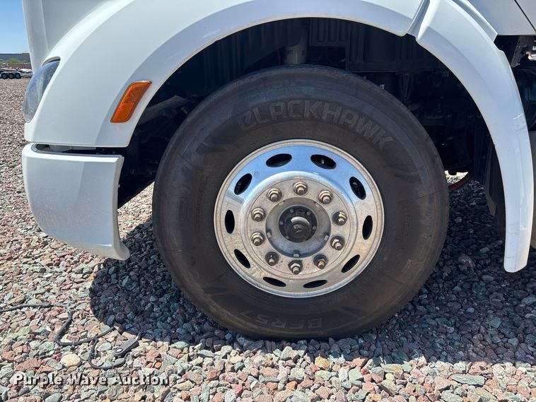 image for item YA4312 2020 Peterbilt 579 semi truck