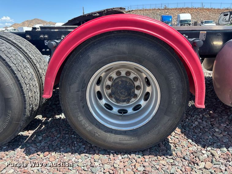 image for item YA4312 2020 Peterbilt 579 semi truck