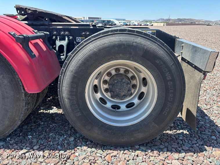 image for item YA4312 2020 Peterbilt 579 semi truck