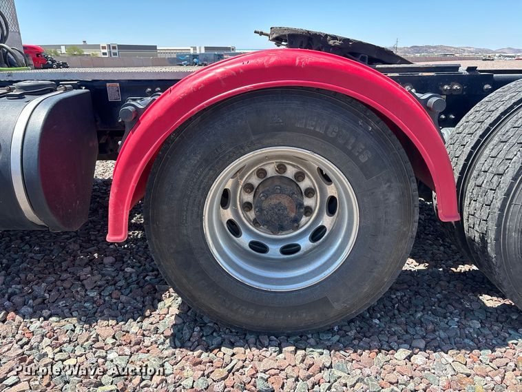 image for item YA4312 2020 Peterbilt 579 semi truck