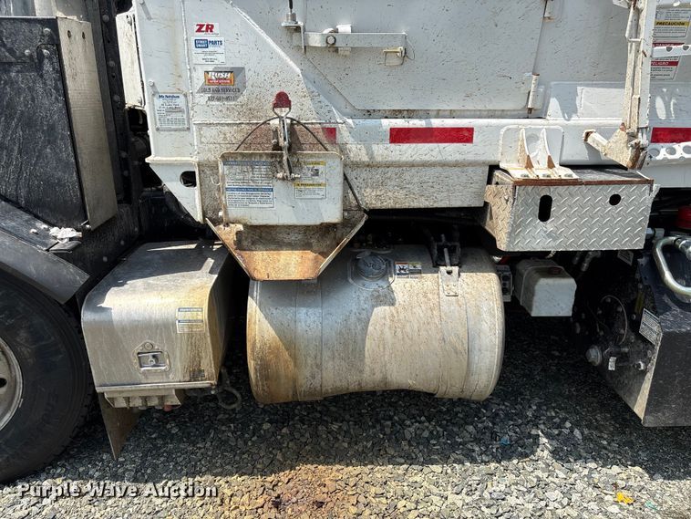image for item YA4349 2025 Peterbilt 520 refuse truck