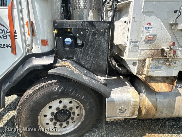 image for item YA4349 2025 Peterbilt 520 refuse truck