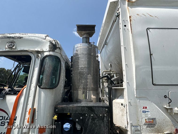 image for item YA4349 2025 Peterbilt 520 refuse truck