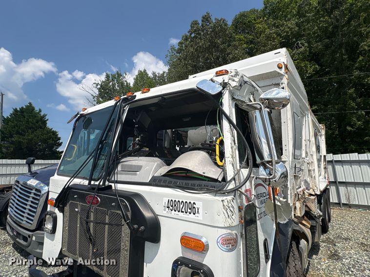 image for item YA4349 2025 Peterbilt 520 refuse truck