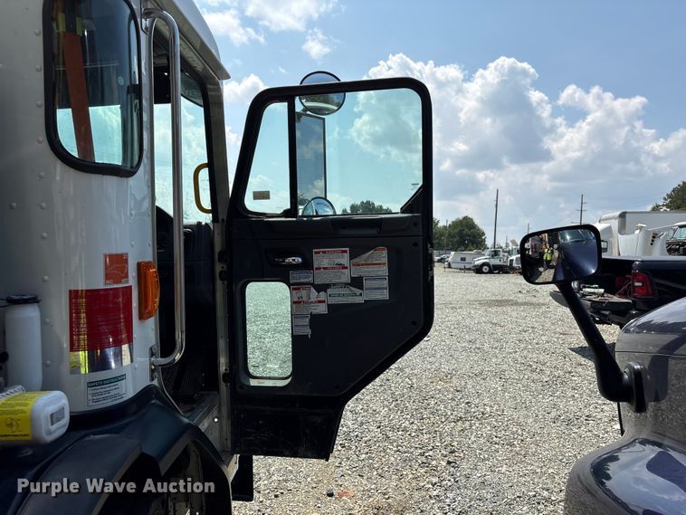image for item YA4349 2025 Peterbilt 520 refuse truck