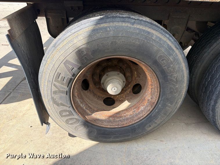 image for item YA4435 2005 Wabash dry van trailer
