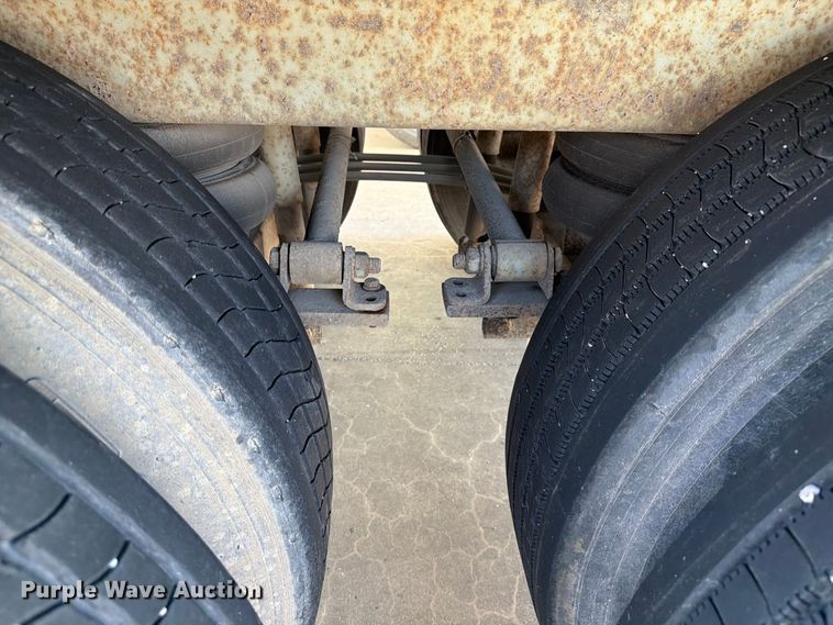 image for item YA4437 2001 Hyundai Translead dry van trailer