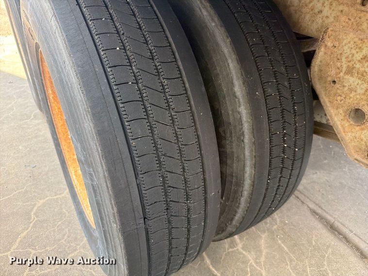 image for item YA4437 2001 Hyundai Translead dry van trailer