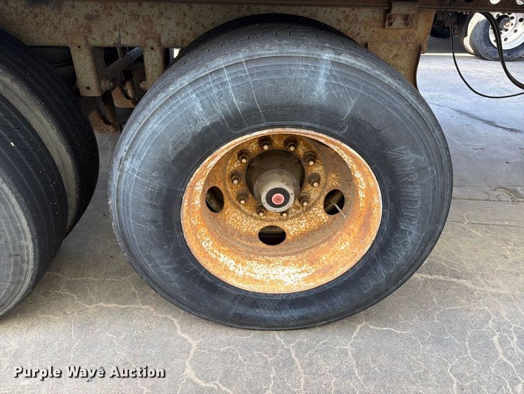 image for item YA4437 2001 Hyundai Translead dry van trailer