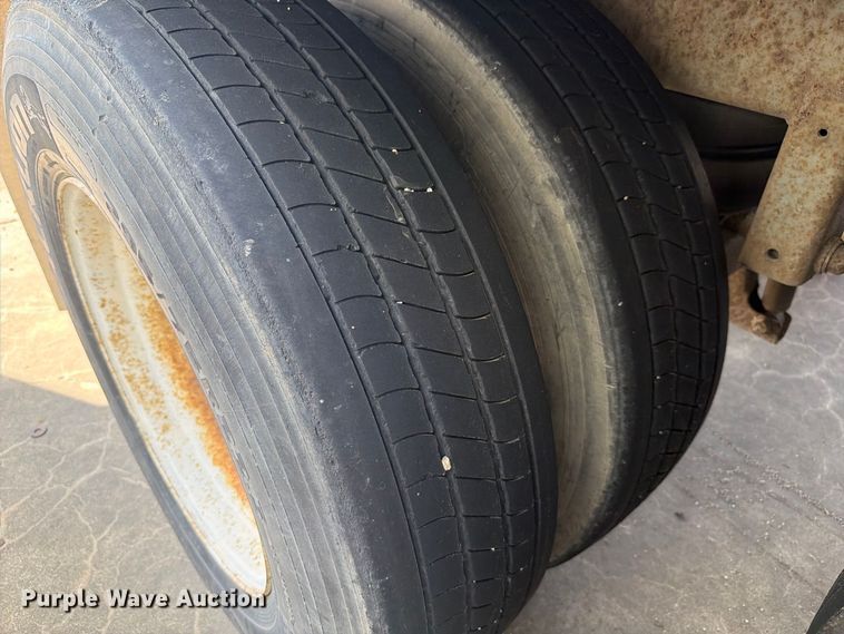 image for item YA4437 2001 Hyundai Translead dry van trailer