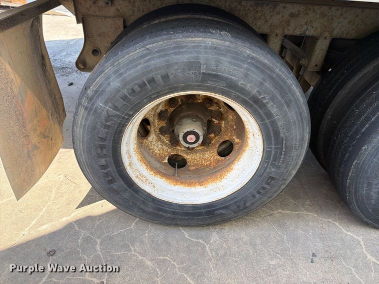 image for item YA4437 2001 Hyundai Translead dry van trailer
