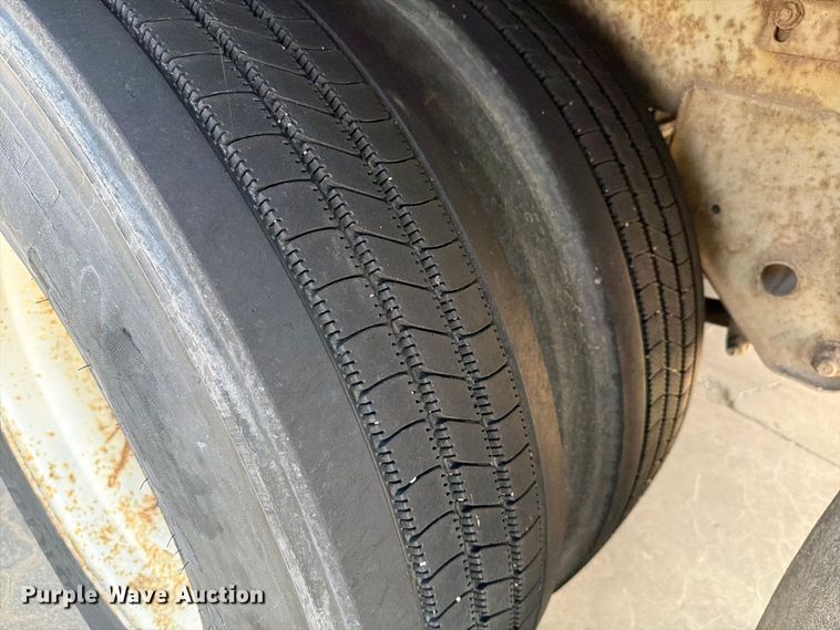 image for item YA4437 2001 Hyundai Translead dry van trailer