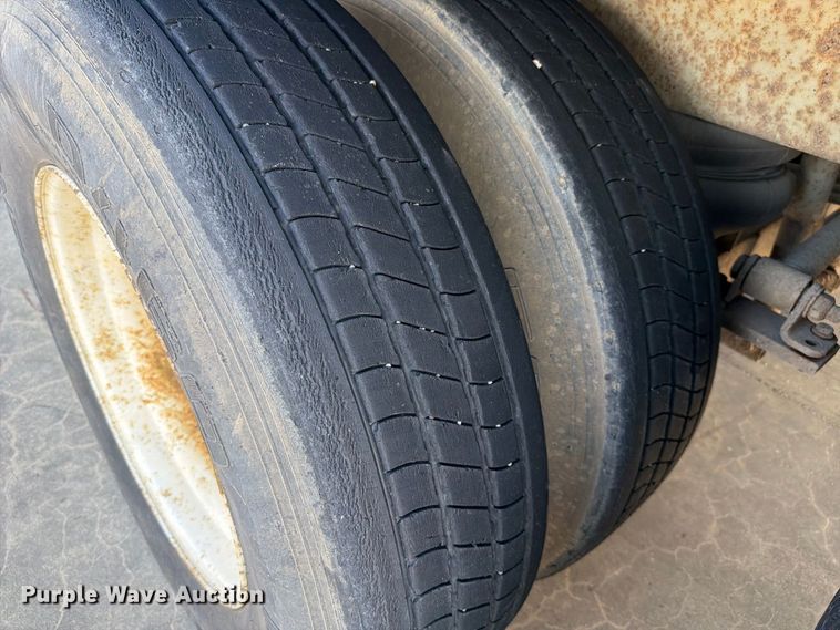 image for item YA4437 2001 Hyundai Translead dry van trailer