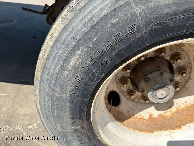 image for item YA4438 2001 Hyundai Translead VI2530152JSA dry van trailer