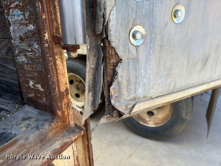 image for item YA4439 2001 Hyundai Translead dry van trailer