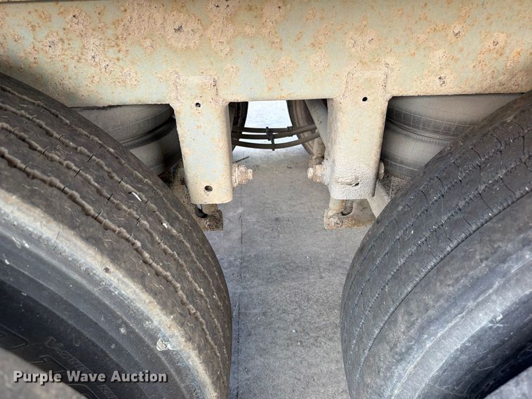 image for item YA4439 2001 Hyundai Translead dry van trailer